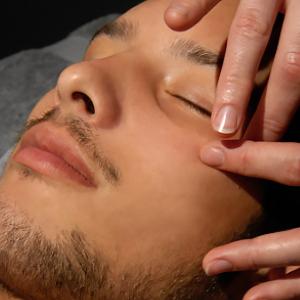 Soin du visage ( gommage, massage et masque )avec modelage des cervicales vous procure une détente optimale
