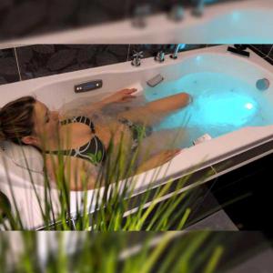 Laissez votre corps se détendre dans notre bain aux vertus drainantes dans une ambiance cocooning.
