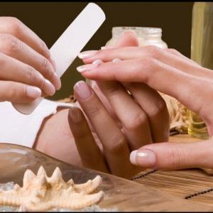 Embellissement des ongles

L'estheticienne effectue un limage sur ongles naturels et elle repousse les cuticules. Application d'une crème... 